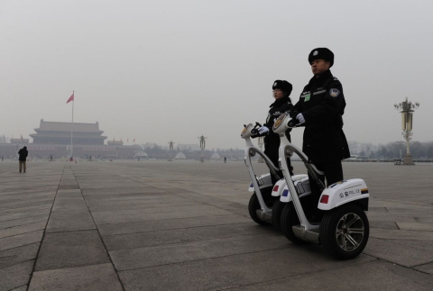 03-2014年3月3日，全国政协会议在京召开，广场上执勤的战士-董宁摄影