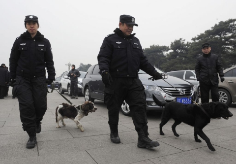 04-2014年3月3日，全国政协会议在京召开，广场上带领搜寻犬的警察-董宁摄影