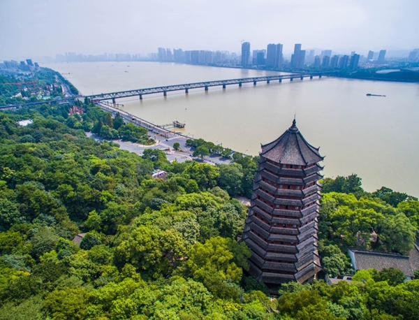 空中俯瞰美丽的杭州钱塘江大桥和六和塔
