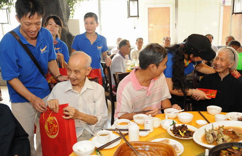 转型中的民间慈善_今日中国