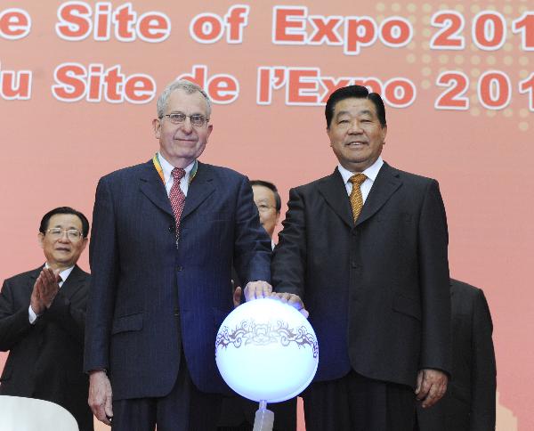 这是贾庆林和国际展览局主席蓝峰共同启动按钮，为上海世博会开园。