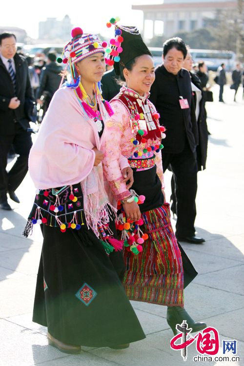 Яркие краски сессии ВСНП: депутаты ВСНП, представители нацменьшинств в традиционных нарядах