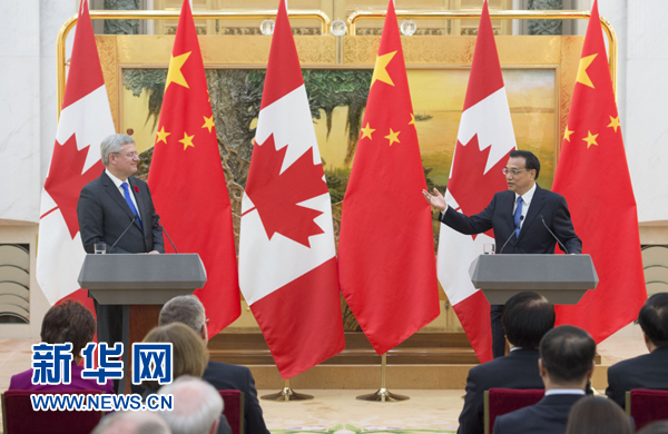 11月8日，国务院总理李克强在北京人民大会堂同加拿大总理哈珀举行会谈。这是会谈后，李克强与哈珀共同会见记者。 新华社记者谢环驰 摄 