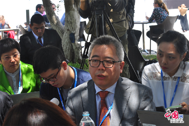 苏伟在利马接受中外记者采访