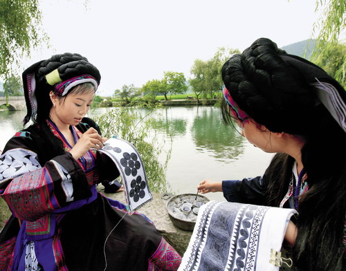 安顺是中国蜡染之乡,图为布依族蜡染 (安顺市宣传部提供)