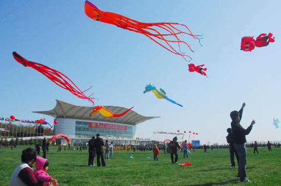 Crianças Asiáticas Indo Em Saída De Primavera E Voando Peixes Dourados E  Papagaios De Águia No Festival De Qingming. Tradução: Festival De Qingming.  A Clareza E Brilho Do Cenário Da Primavera Trazem