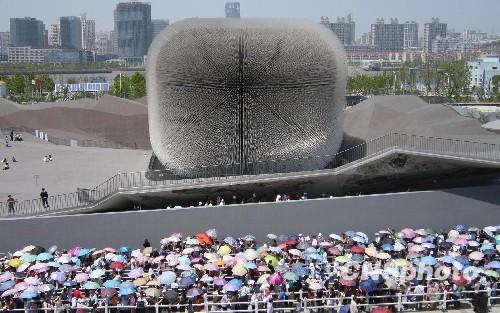 Crowds of visitors gather in front of the British pavilion despite the hot weather in Shanghai on May 3, 2010. [Photo: chinanews.com]