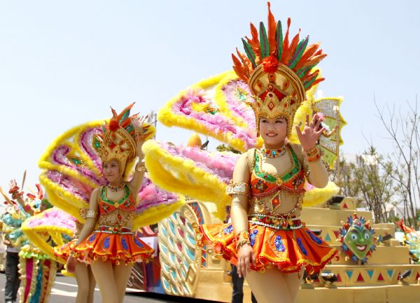 Grand parade at World Expo Park Grand parade at World Expo Park