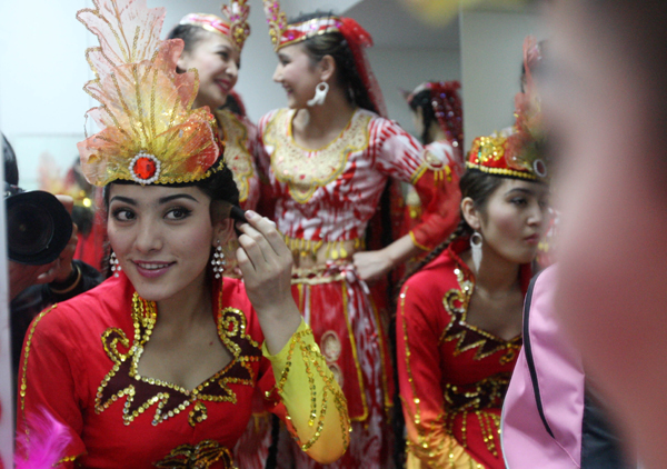 Dancers of China's Uygur ethnic group prepare for a performance in the Xinjiang Pavilion at the 2010 World Expo in Shanghai, east China, May 5, 2010. (Xinhua/Zhao Ge)