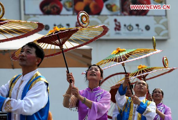 Folk artists perform umbrella acrobatics at World Expo