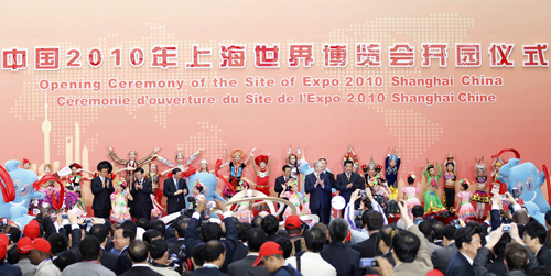 L'Exposition universelle de Shanghai a ouvert officiellement ses portes au public samedi matin.