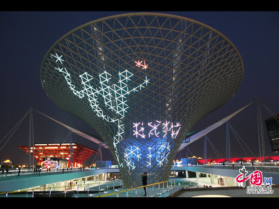 Los pabellones brillantes de la Expo bajo la noche del primer día de la apertura1