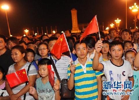 China ondea banderas a media asta víctimas alud fango 2