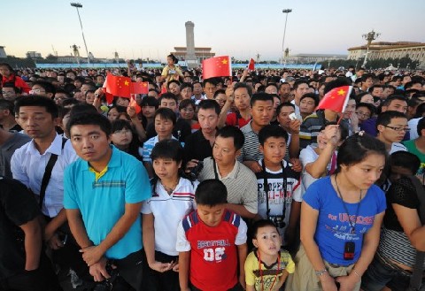 China ondea banderas a media asta víctimas alud fango 3