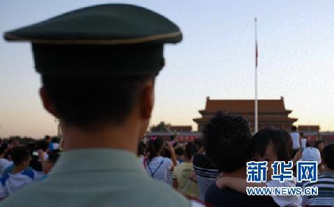 China ondea banderas a media asta víctimas alud fango 4