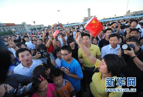 China ondea banderas a media asta víctimas alud fango 5