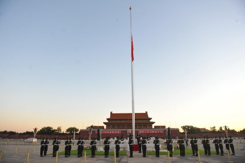 China ondea banderas a media asta víctimas alud fango 7