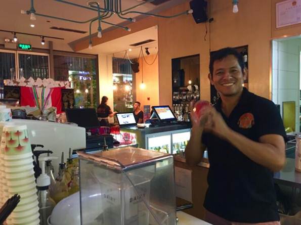 说明: Juan Francisco Chia mixes a traditional Peruvian Pisco sour at his restaurant, Pachakutiq. (Photo courtesy of Juan Francisco Chia) 