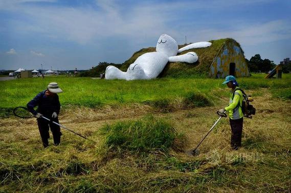 Un énorme lapin blanc de Florentijn Hofman exposé à Taiwan