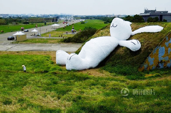 Un énorme lapin blanc de Florentijn Hofman exposé à Taiwan