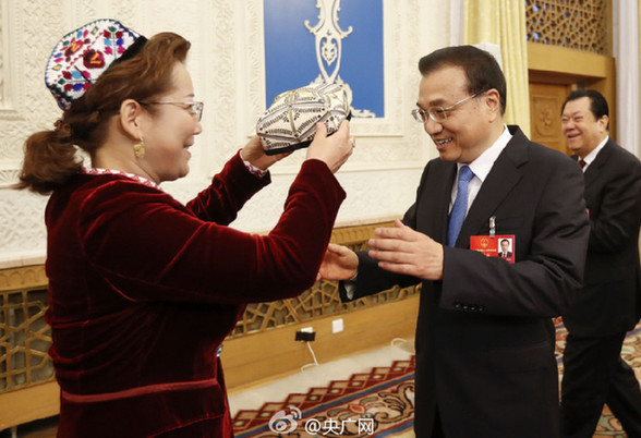 Session de l&apos;APN : Li Keqiang rencontre la délégation du Xinjiang