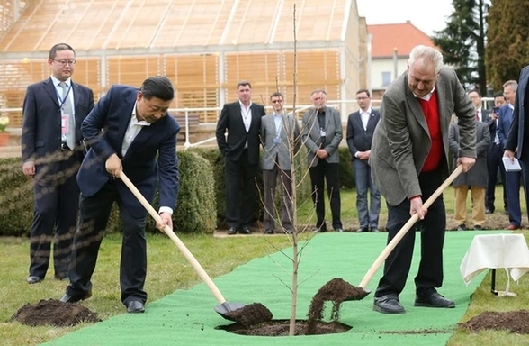 Le président tchèque Milos Zeman accueille Xi Jinping dans sa résidence privée