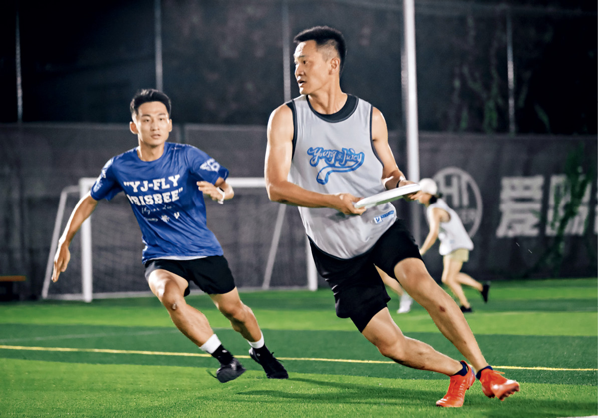 从“小众”到“网红” 飞盘缘何8188www威尼斯网址出圈(图1)