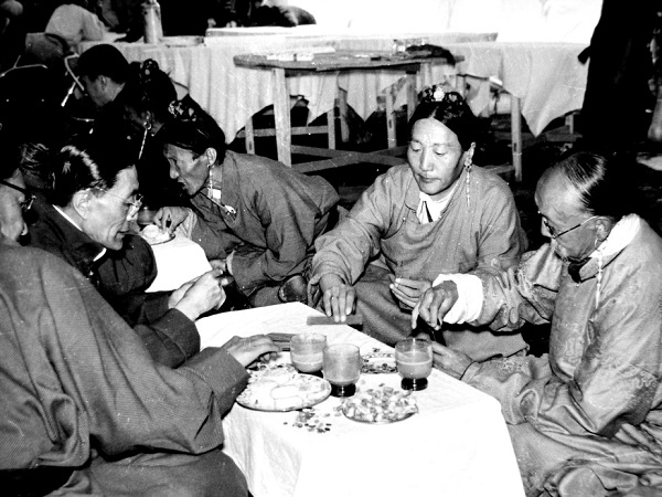 拉萨总人口_中国人口最少民族聚集地 奇台县全国唯一塔塔尔民族乡大泉(3)