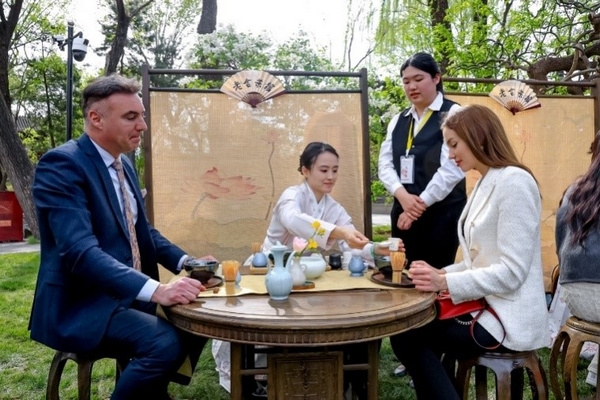 以花为媒 促文明互鉴：2025年海棠花荟暨海棠诗会活动在北京宋庆龄故居泛亚电竞app举办(图8)
